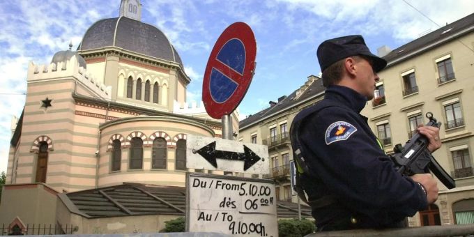 Ein Polizist sichert die Synagoge in Genf. (Archivbild) Synagoge Sicherheit Genf