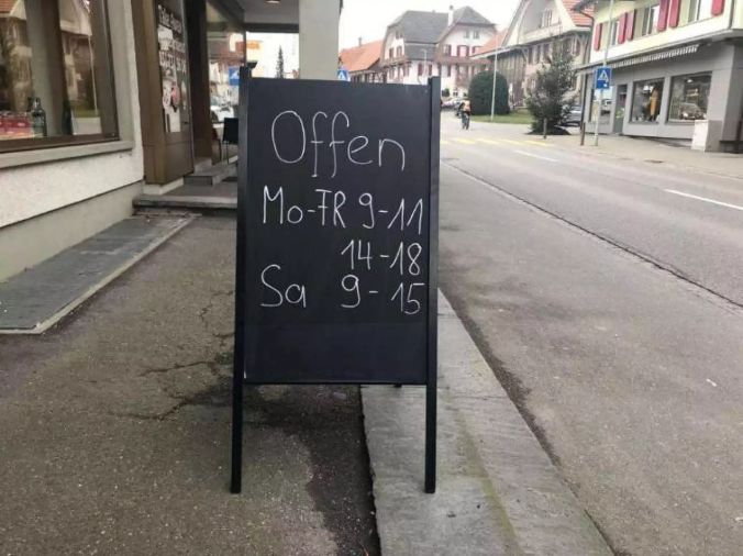 Die Öffnungszeiten des Birena-Ladens.