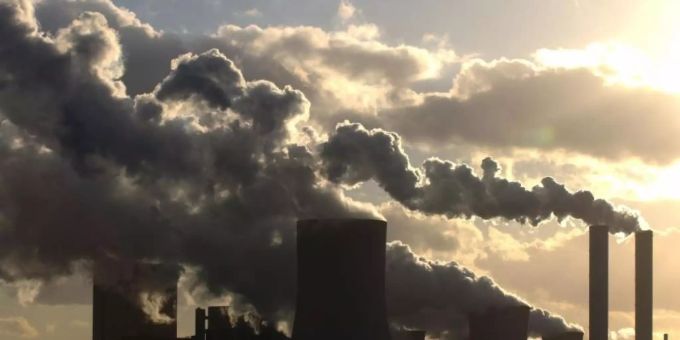 Studie: Im neuen Verfahren wird Luft durch eine Flüssigkeit geleitet. Wird die Flüssigkeit mit Licht bestrahlt, wird das Treibhausgas CO₂ wieder freigesetzt. (Symbolbild) CO2 konzentration