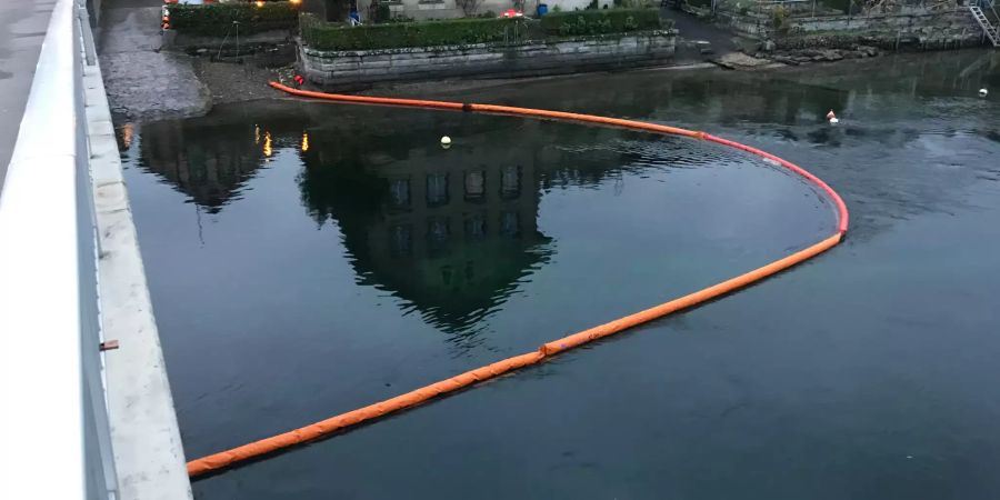 Ölsperre im Rhein