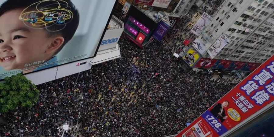 Zehntausende Menschen haben am Neujahrstag in Hongkong erneut gegen die Regierung demonstriert. Foto: Vincent Yu/AP/dpa