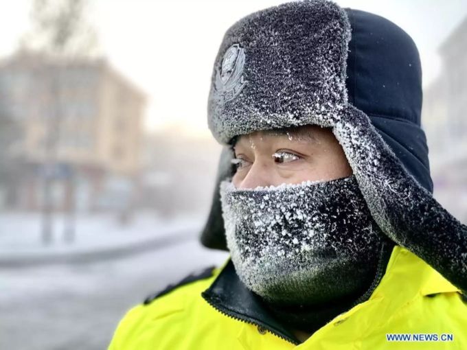 Ein Verkehrspolizist in der Kälte. verkehrpolizist
