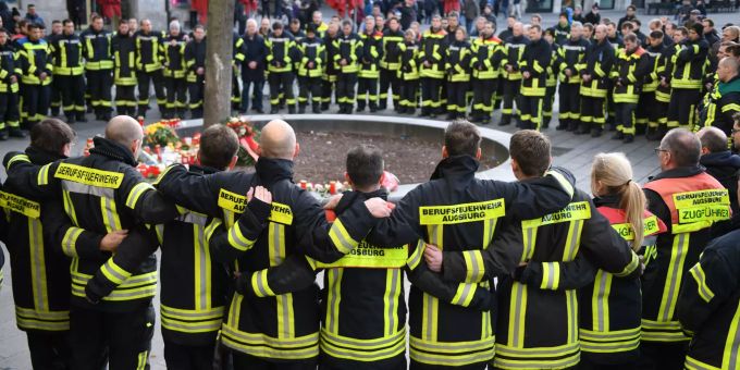 Am Königsplatz in Augsburg trauern Feuerwehrmänner. Ein Feuerwehrmann war am Abend des 06.12.2019 in seiner Freizeit hier in einer Auseinandersetzung mit einer Gruppe so schwer verletzt worden, dass er starb. Tötungsdelikt Augsburg