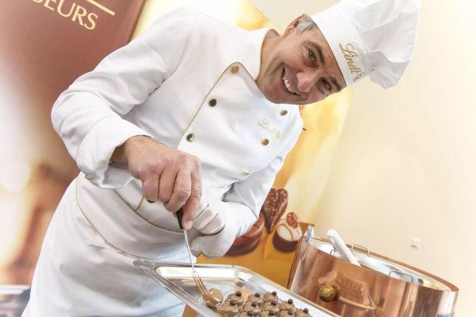 Der Chocolatier Urs Liechti bei seiner Arbeit. lindt & sprüngli
