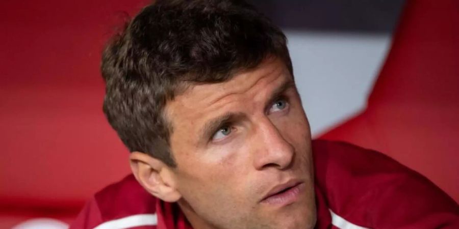 Wieder nicht in der Startelf der Bayern: Thomas Müller sitzt auf der Bank. Foto: Sven Hoppe/dpa