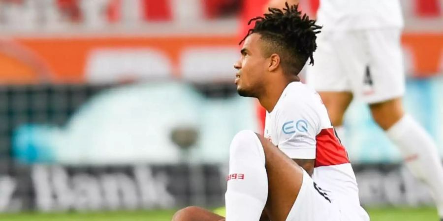 VfB-Spieler Daniel Didavi sitzt während des Spiels gegen Wehen Wiesbaden verletzt auf dem Spielfeld. Foto: Tom Weller/dpa