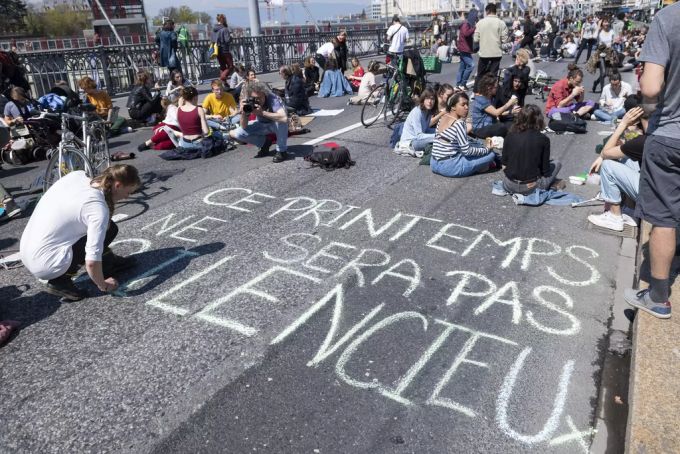 Mit Bodenmalereien machten die Aktivisten auf ihre Anleigen aufmerksam. Extinction Rebellion lausanne