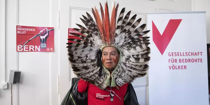 Kreta Kaingang, Delegierter der indigenen Bevölkerung aus Brasilien, zieht seine Jacke aus, kurz vor Beginn einer Medienkonferenz, am Donnerstag, 7. November 2019 in Bern. Indigene Völker