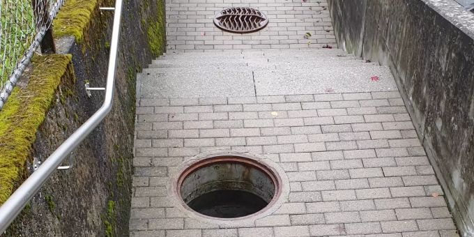 Abgedeckte Schachtdeckel Klappergasse Schachtdeckel