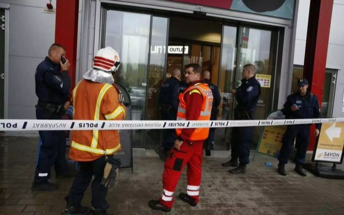 Einsatzkräfte stehen vor dem abgesperrten Eingang des Einkaufszentrums südwestlich von Kuopio. Finnland Schwert-Angriff