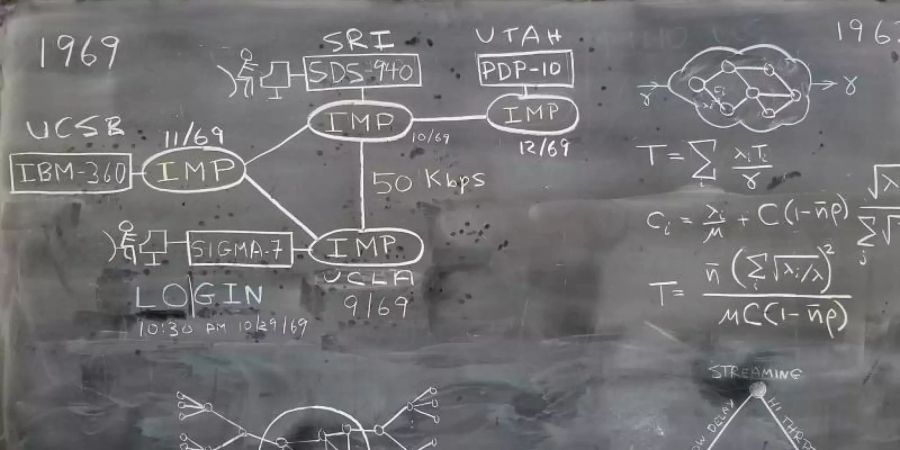 Die Aufnahme zeigt eine Tafel in der Boelter Hall der Universität UCLA mit Faksimiles einiger der Gleichungen und Schaltpläne, die 1969 zum Arpanet führten. Foto: -/UCLA/dpa