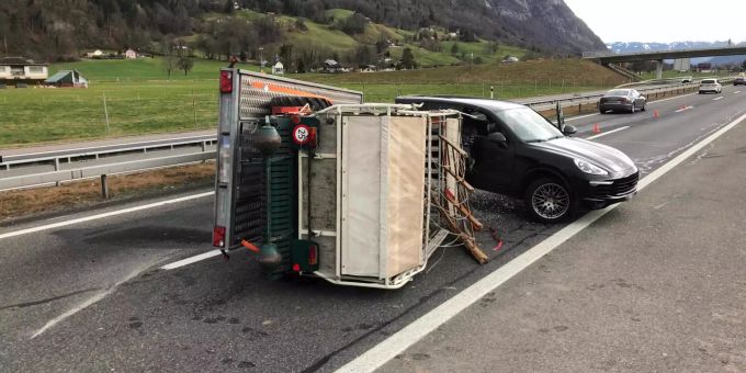 Im Kanton St.Gallen wurden sechs Anhänger vom Föhnsturm umgeblasen. Hier der Unfall in Flums. unfall flums sg