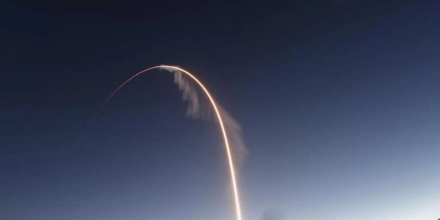 Eine Langzeitbelichtung zeigt den Start einer Atlas-5-Rakete mit Boeings Starliner-Raumschiff «Starliner» in der Morgendämmerung. Foto: Terry Renna/AP/dpa