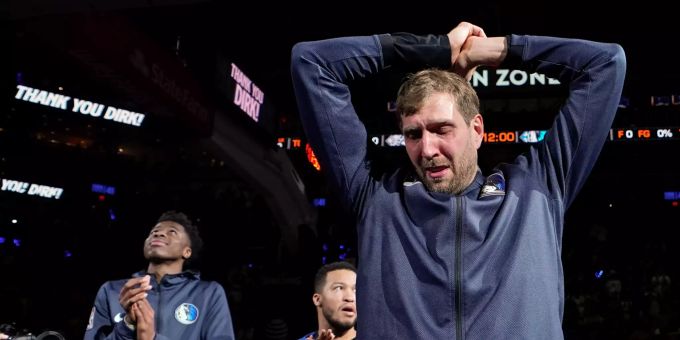 Dirk Nowitzki bricht während seinem letzten Spiel am 10. April 2019 gegen die San Antonio Spurs in Tränen aus. (Archivbild) Dirk Nowitzki