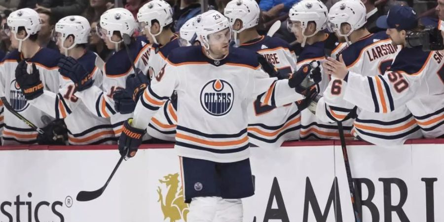 Leon Draisaitl (M.) ist weiter der dominante Spieler in der NHL. Foto: Darryl Dyck/The Canadian Press/AP/dpa