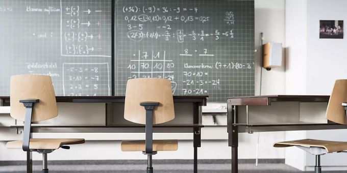 Ein leeres Klassenzimmer. (Symbolbild) grippe erkältung matura