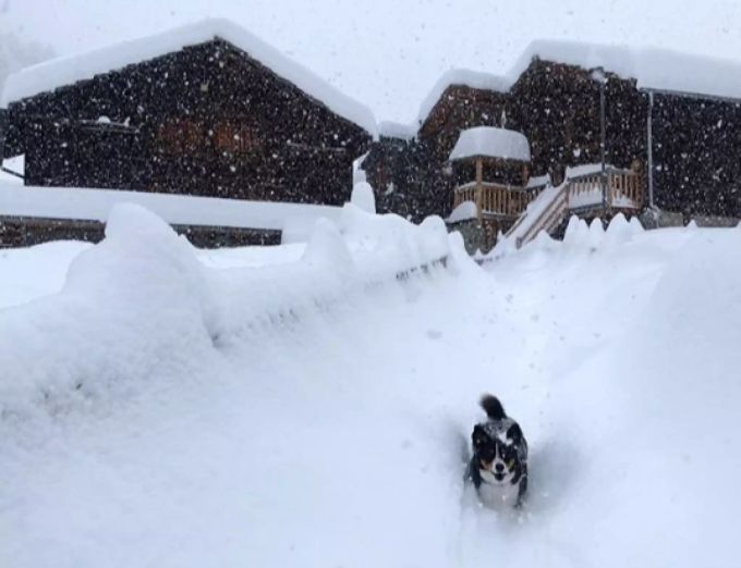 In Saas-Fee ist heute Sonntag viel Neuschnee gefallen. Saas-Fee