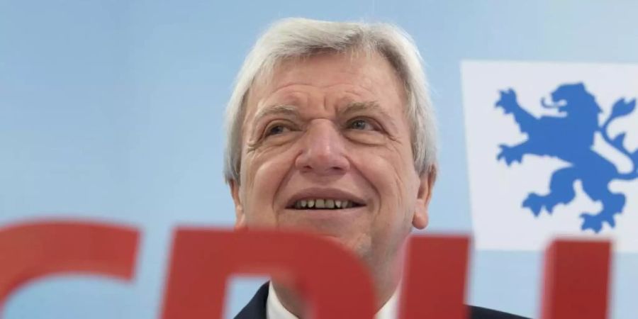 Der hessische Ministerpräsident Volker Bouffier (CDU) gibt am Rande des Landesparteitages der hessischen CDU ein Statement ab. Foto: Boris Roessler/dpa