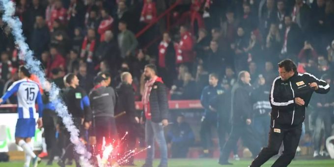 Berlin - Pyro-Debatte nach Raketen und Platzsturm im Berliner Derby