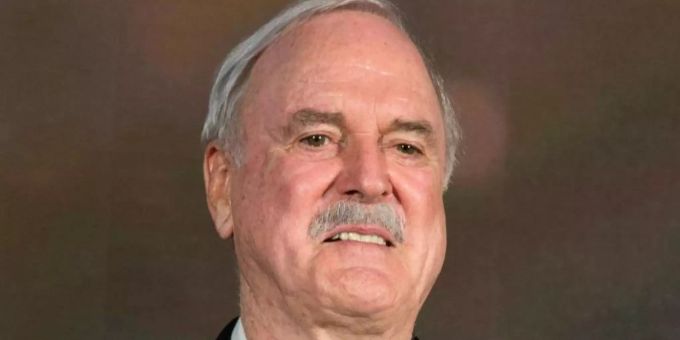 John Cleese wird geehrt. Foto: Jörg Carstensen/dpa John Cleese wird geehrt. Foto: Jörg Carstensen/dpa