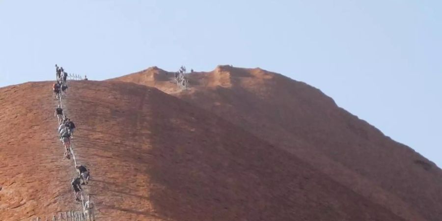 Touristen auf dem «Heiligen Berg» - das wird es zukünftig nicht mehr geben. Foto: Christoph Sator/dpa