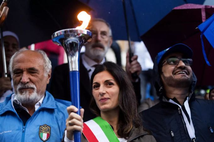 Roms Bürgermeisterin Virginia Raggi hält die Fackel beim Start der dritten Ausgabe des Rome Half Marathon Via Pacis in Rom im September. Virginia Raggi