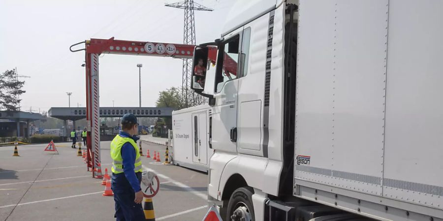 Ein Schweizer Transportunternehmen hat gegen das Kabotageverbot verstossen, indem es 47 ausländische Firmen mit unverzollten Fahrzeugen mit Transporten im Inland beauftragte. (Themenbild)