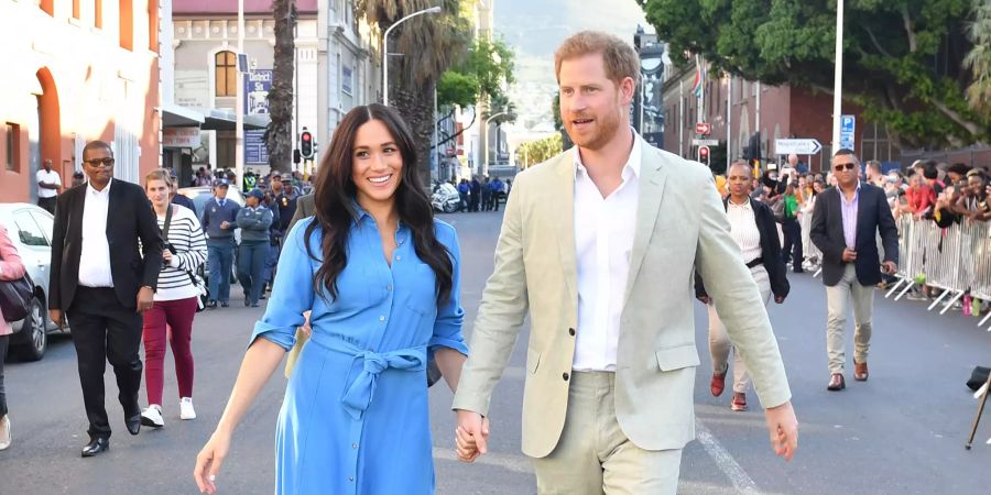 Meghan Markle und Prinz Harry halten oft Händchen.