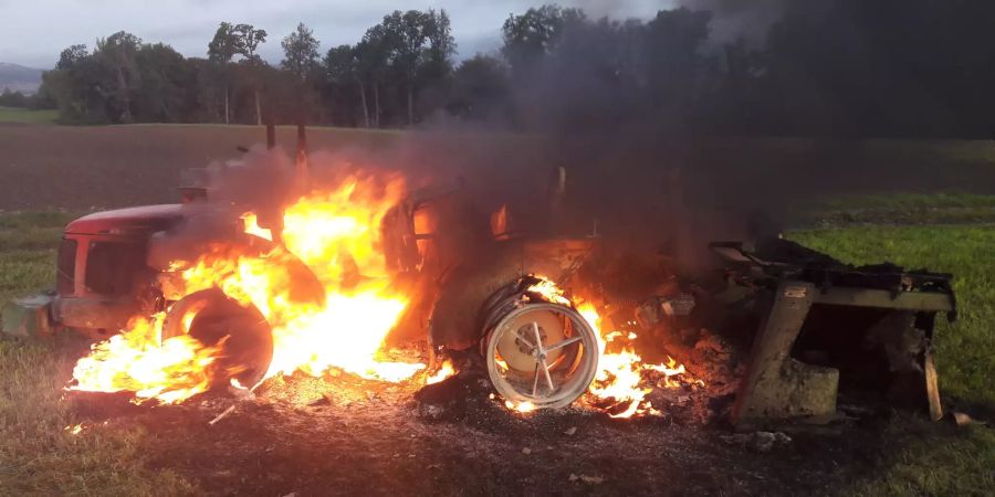 Beim Traktor entstand durch den Brand Totalschaden.