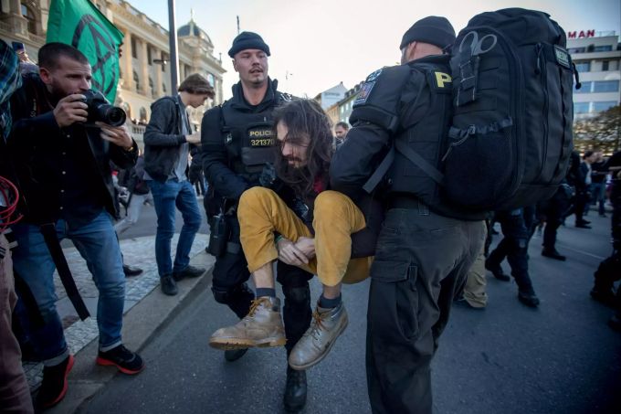 In der tschechischen Hauptstadt Prag wurden am Samstag ebenfalls Klima-Aktivisten verhaftet. Extinction Rebellion demonstration in Prague