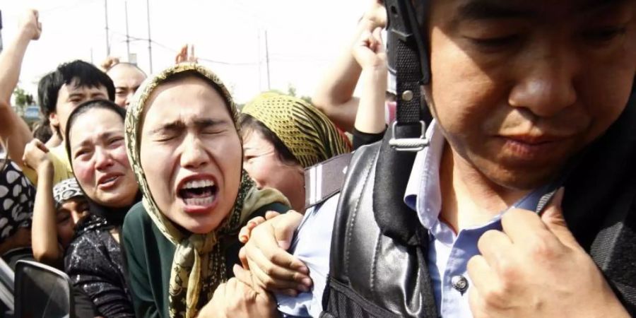 Hilflose Wut: Eine Angehörige der uigurischen Minderheit bei einer Demonstration in Ürümqi in der Unruheregion Xinjiang in Nordwestchina. Foto: Oliver Weiken/dpa