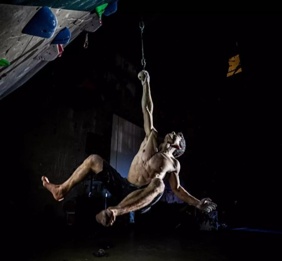 Die Profis führten die Routen vor - night climbing im Gaswerk