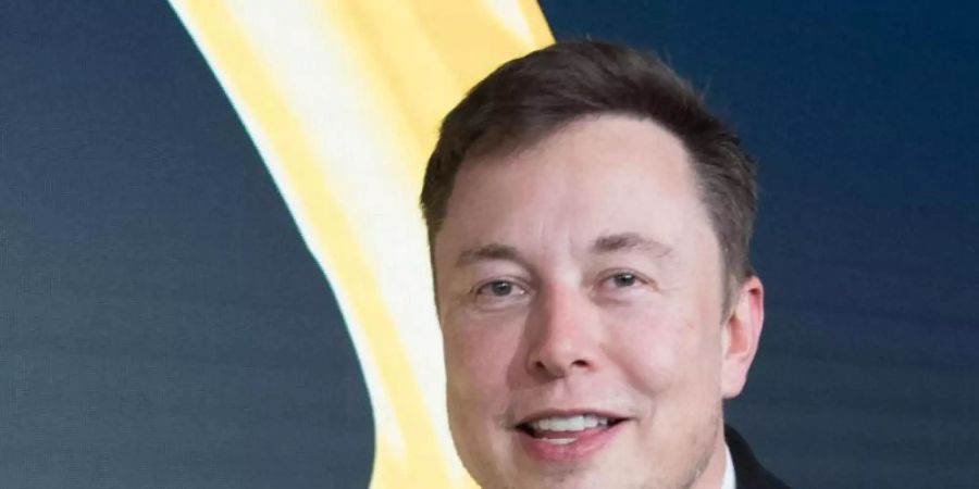 Tesla-Chef Elon Musk wird von seinen Anhängern mit Unternehmerlegenden mit Steve Jobs, Henry Ford und Thomas Edison verglichen. Foto: Jörg Carstensen/dpa