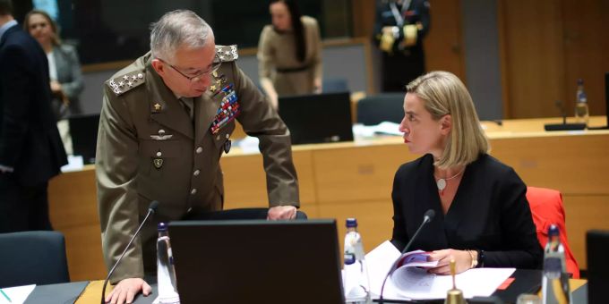 Federica Mogherini, aussenpolitische Leiterin der Europäischen Union, spricht mit General Claudio Graziano, Vorsitzender des EU-Militärausschusses, während eines EU-Verteidigungsministertreffen. EU-Verteidigungsministertreffen