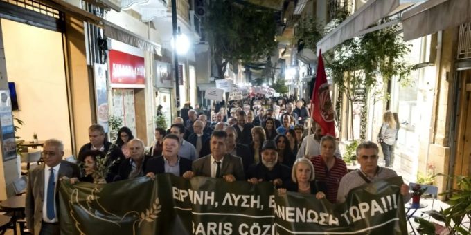 Die Demonstranten fordern die Wiederaufnahme der Friedensgespräche Die Demonstranten fordern die Wiederaufnahme der Friedensgespräche