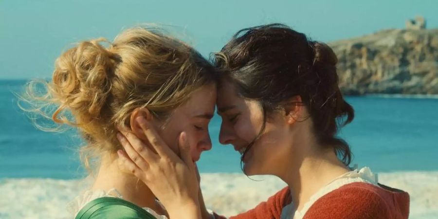 Héloïse (Adèle Haenel, l.) und Marianne (Noémie Marchant) verlieben sich rettungslos ineinander. Foto: Alamode Filmverleih/dpa