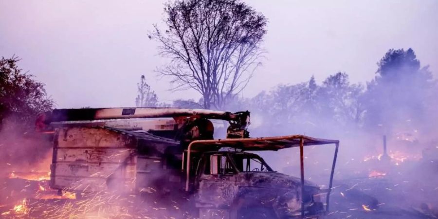 In Kalifornien sind durch Waldbrände wieder Dutzende Häuser zerstört worden. Foto: Noah Berger/FR34727 AP/dpa