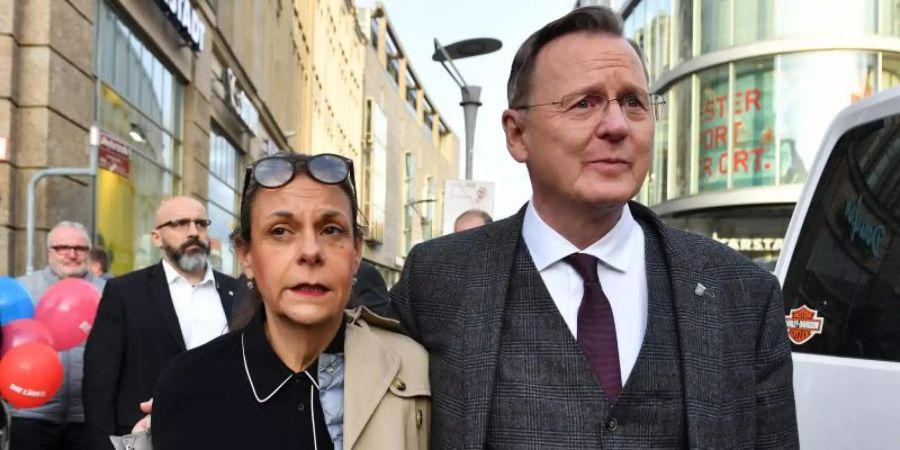 Bodo Ramelow kommt mit seiner Frau zum Wahlkampfabschluss in Erfurt. Foto: Martin Schutt/dpa-Zentralbild/dpa