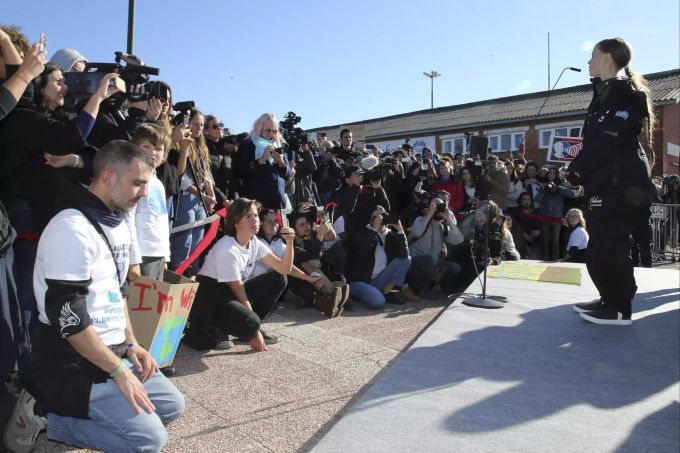 Greta Thunberg hält bei ihrer Ankunft in Lissabon eine Rede. Greta Thunberg