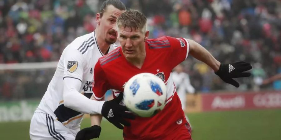 Zwei Stars der vergangenen MLS-Saison Bastian Schweinsteiger (r) und Zlatan Ibrahimovic. Foto: Nuccio Dinuzzo/Chicago Tribune/zuma/dpa