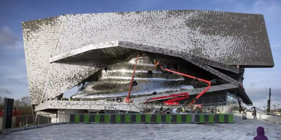 Teurer als geplant: die neue Pariser Philharmonie von Jean Nouvel. Foto: Etienne Laurent/epa/dpa