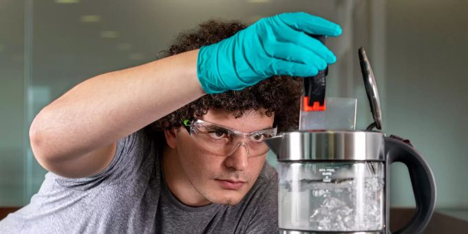 Ein Mann hantiert mit der neuartigen Speicherform. Microsoft Memory Glas Superman