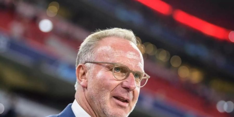 Will das Gespräch mit Arsène Wenger suchen: Bayern-Boss Karl-Heinz Rummenigge. Foto: Matthias Balk/dpa