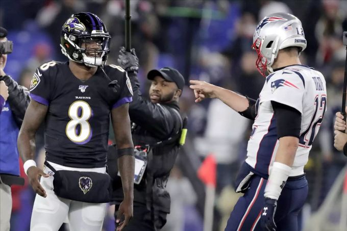 Tom Brady (rechts) muss sich mit New England gegen die Ravens erstmals in dieser Saison geschlagen geben. NFL