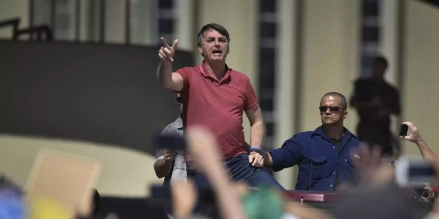 Brasiliens Präsident Jair Bolsonaro spricht vor dem Hauptquartier des Militärs. Foto: Andre Borges/AP/dpa