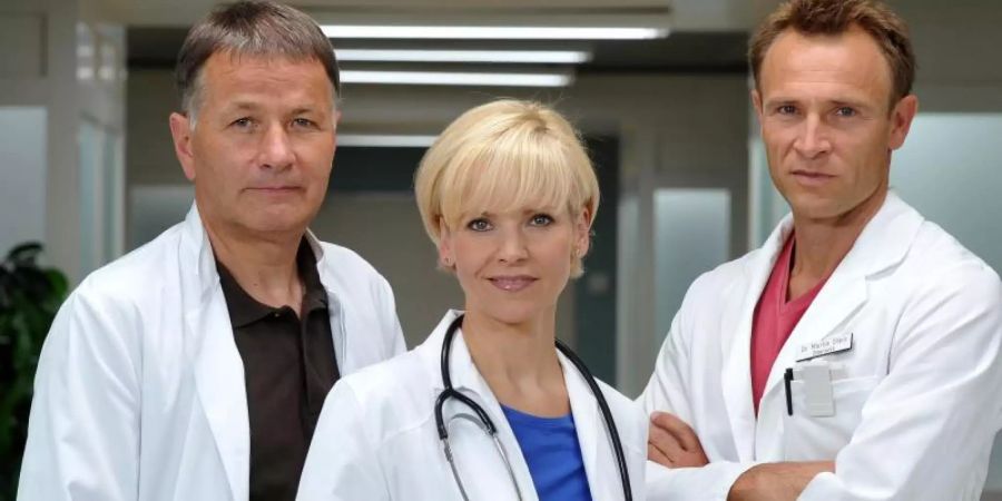 Die Schauspieler Thomas Rühmann (l-r), Andrea Kathrin Loewig und Bernhard Bettermann am Set der ARD-Serie «In aller Freundschaft». Foto: Hendrik Schmidt/dpa-Zentralbild/dpa