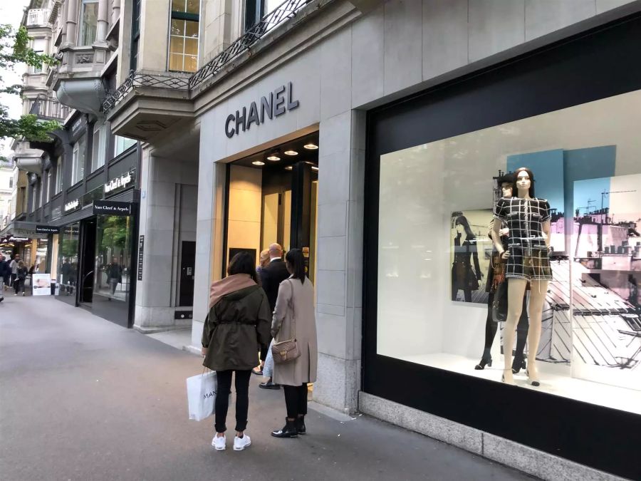 Hier stehen die Kunden vor dem Chanel-Store an der Zürcher Bahnhofstrasse.