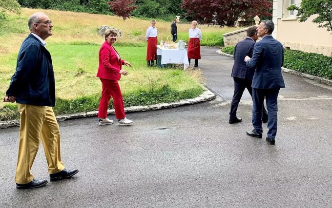 Bundesrat Ignazio Cassis (rechts) ist dann schon mal beim Apéro, mit den Kollegen Guy Parmelin (links), Viola Amherd (Mitte) im Schlepptau und Bundeskanzler Walter Thurnherr bereits vor ihm schreitend. Cassis Apéro Bundesratsreise