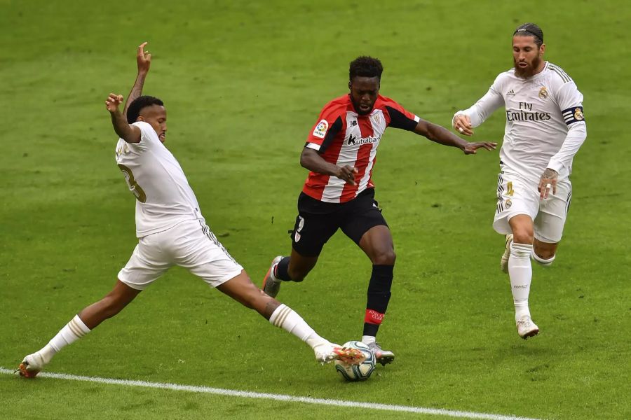 Reals Eder Militao (l.) stoppt Bilbao-Stürmer Inaki Williams.