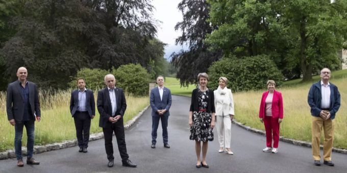 Der Bundesrat nach seinem Ausflug in den Naturpark Gantrisch, vor der Abegg-Stiftung in Riggisberg BE. Bundesrat Schulreise Riggisberg